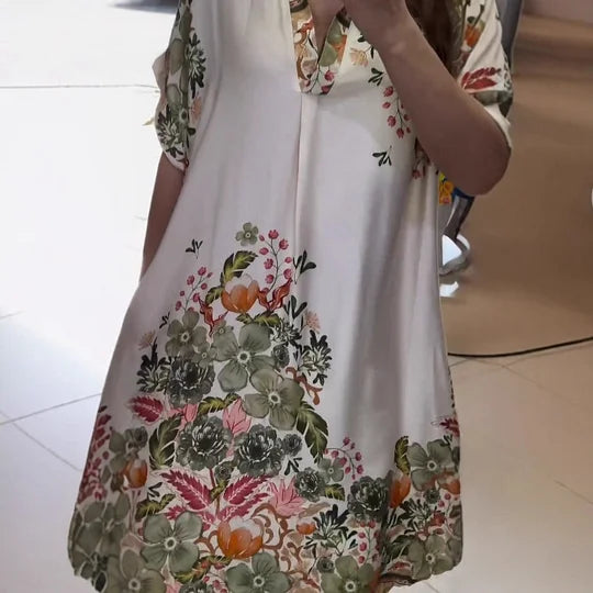 Elegantiška moteriška suknelė trumpomis rankovėmis ir gėlių raštu