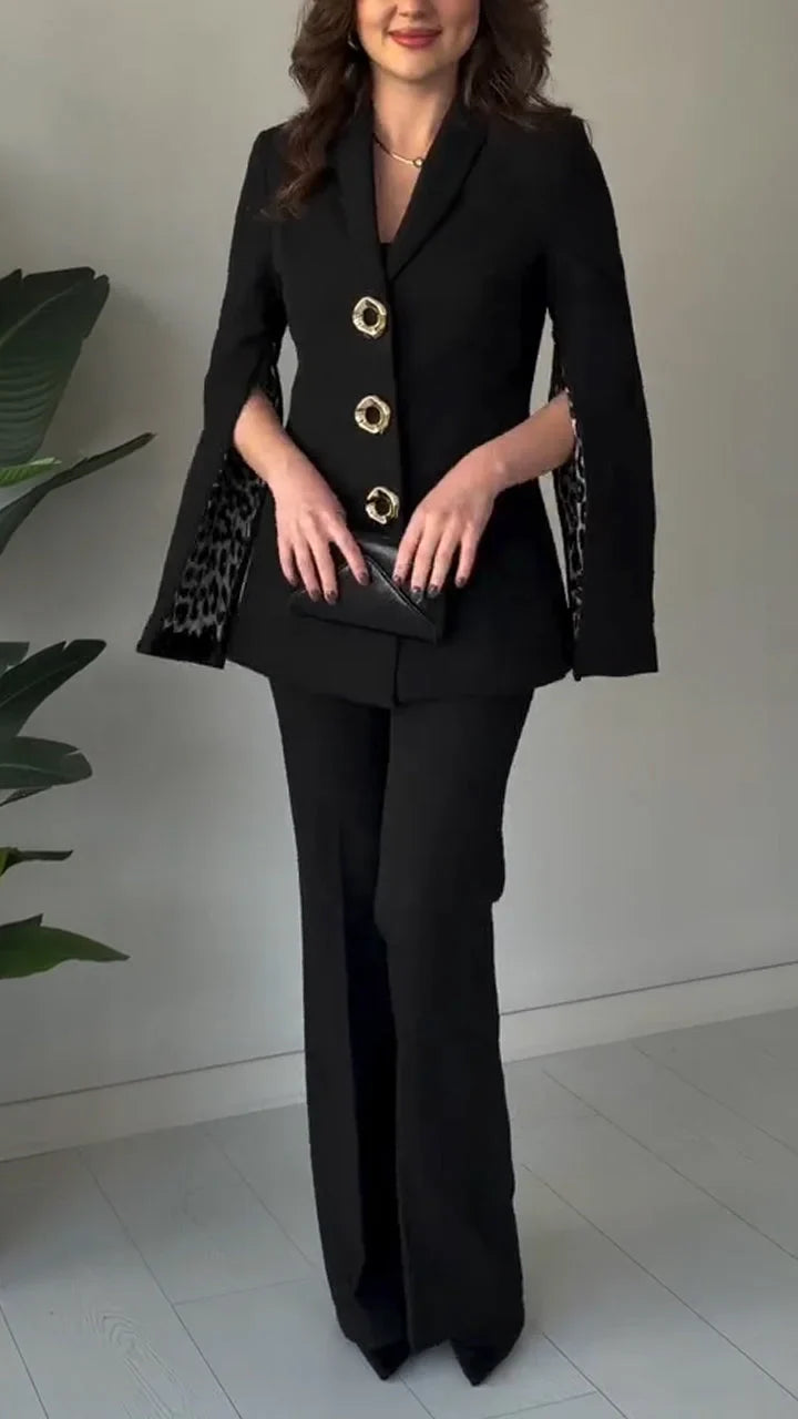 Kostiumėlis su išskirtiniu švarku