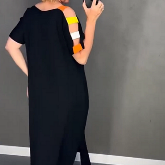Juoda suknelė trumpomis rankovėmis su piešiniu