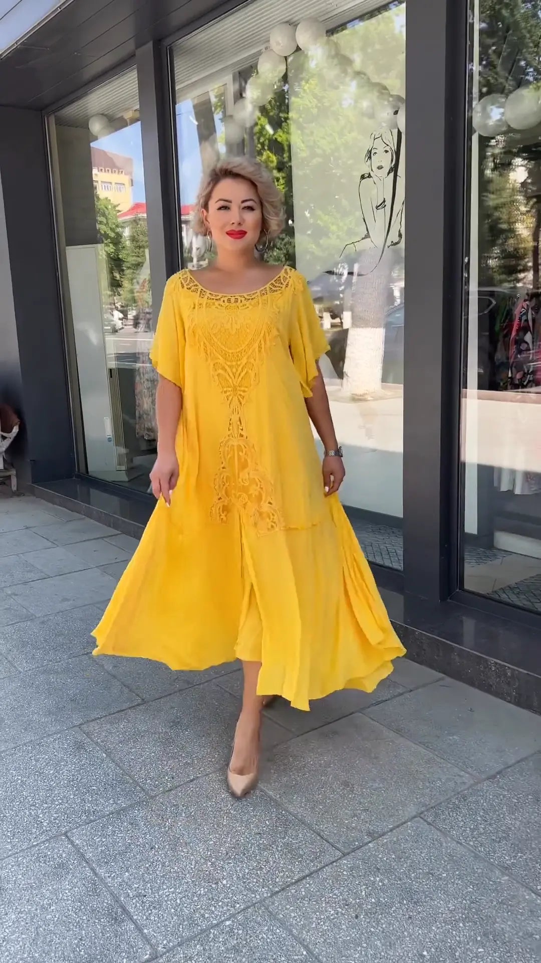 Puošni geltona suknelė