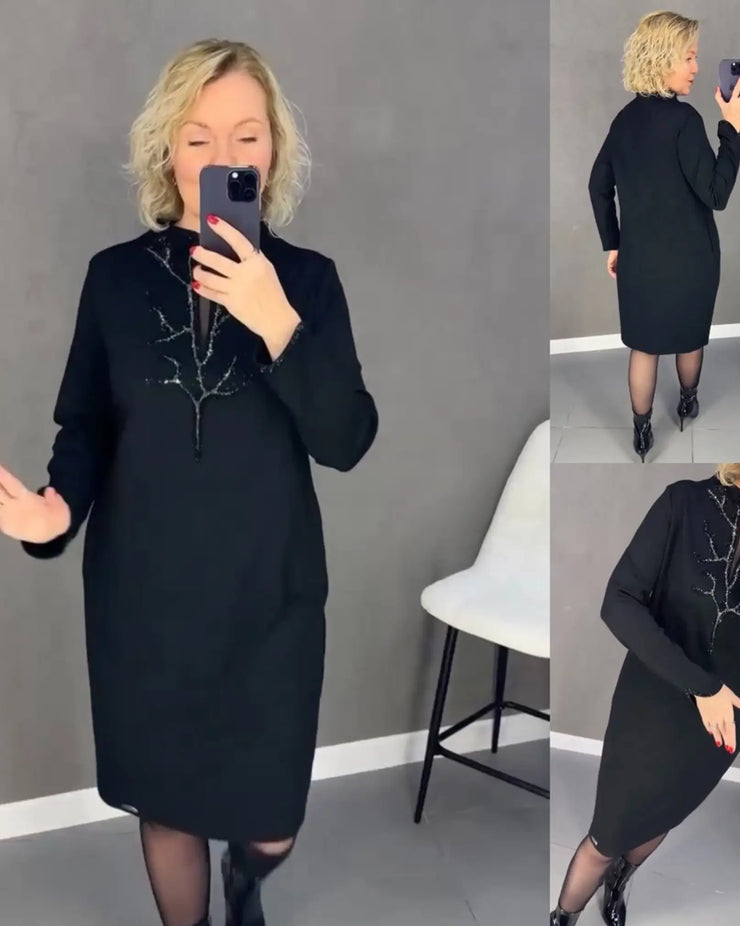 Juoda suknelė su išskirtinėmis detalėmis
