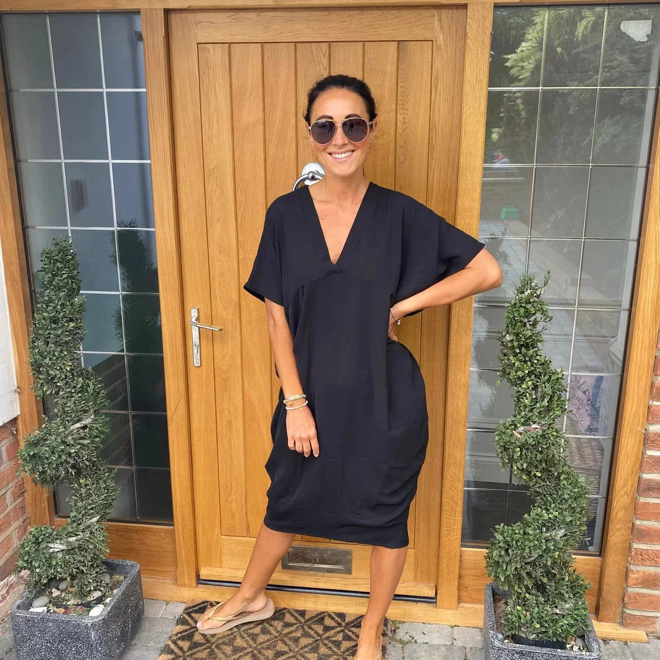 Elegantiška ir stilinga suknelė su V formos iškirpte