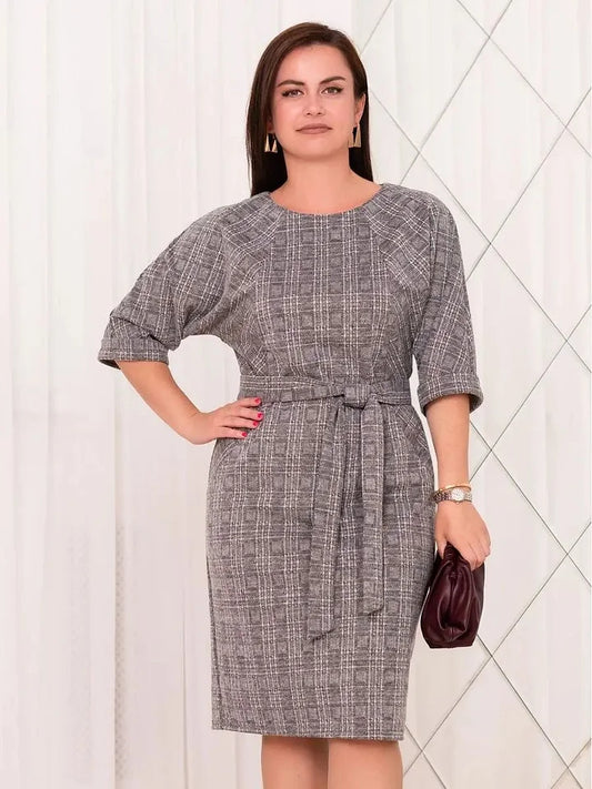 Elegantiška ir žavinga didelių dydžių suknelė