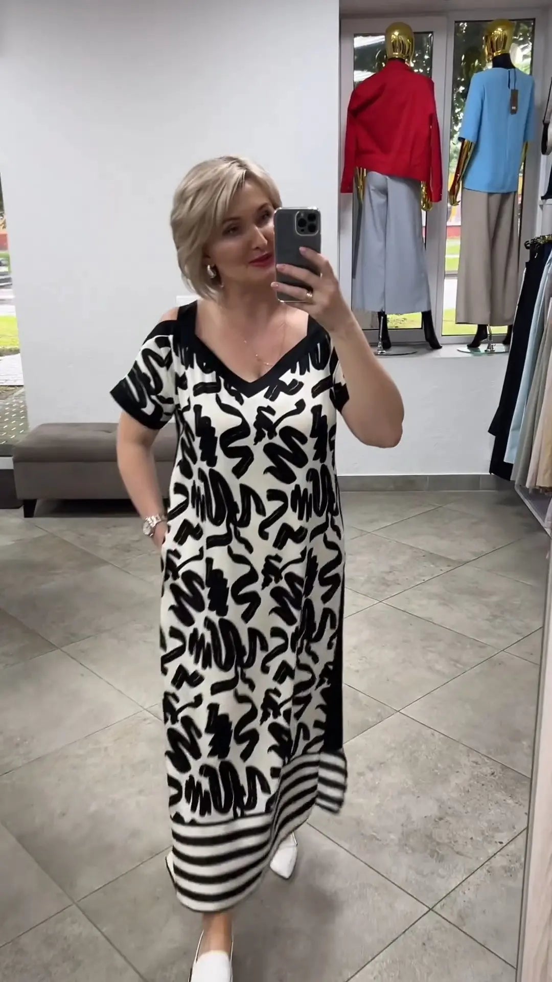 Elegantiška ir patogi suknelė atvirais pečiais