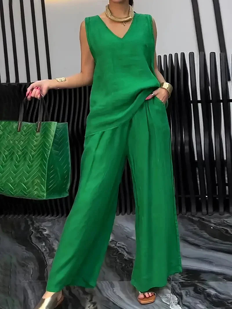 Palaidinė be rankovių V formos iškirpte ir plačios kelnės