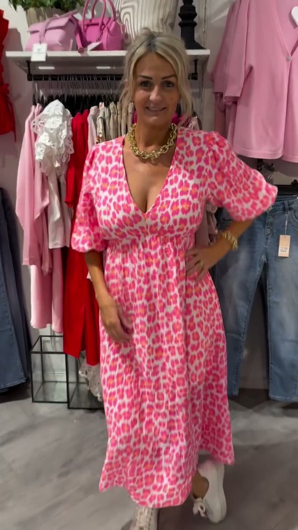 Stilinga suknelė su pūstomis rankovėmis