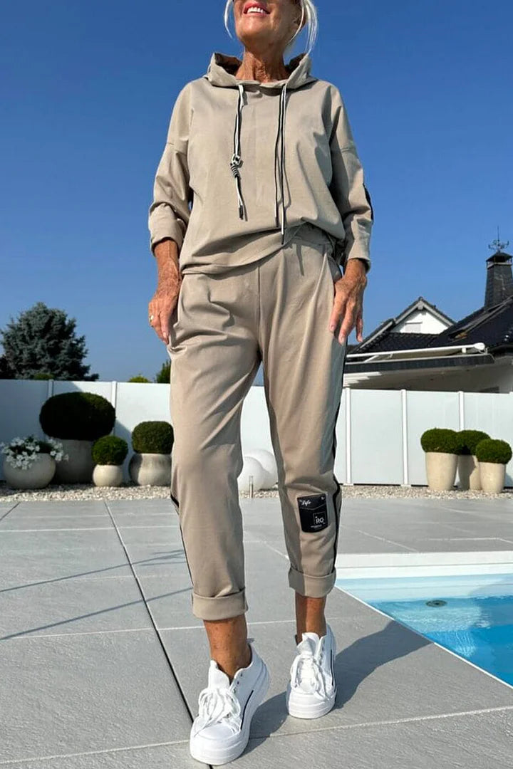 Moteriškas megztinis su gobtuvu ir dryžuotomis kelnėmis