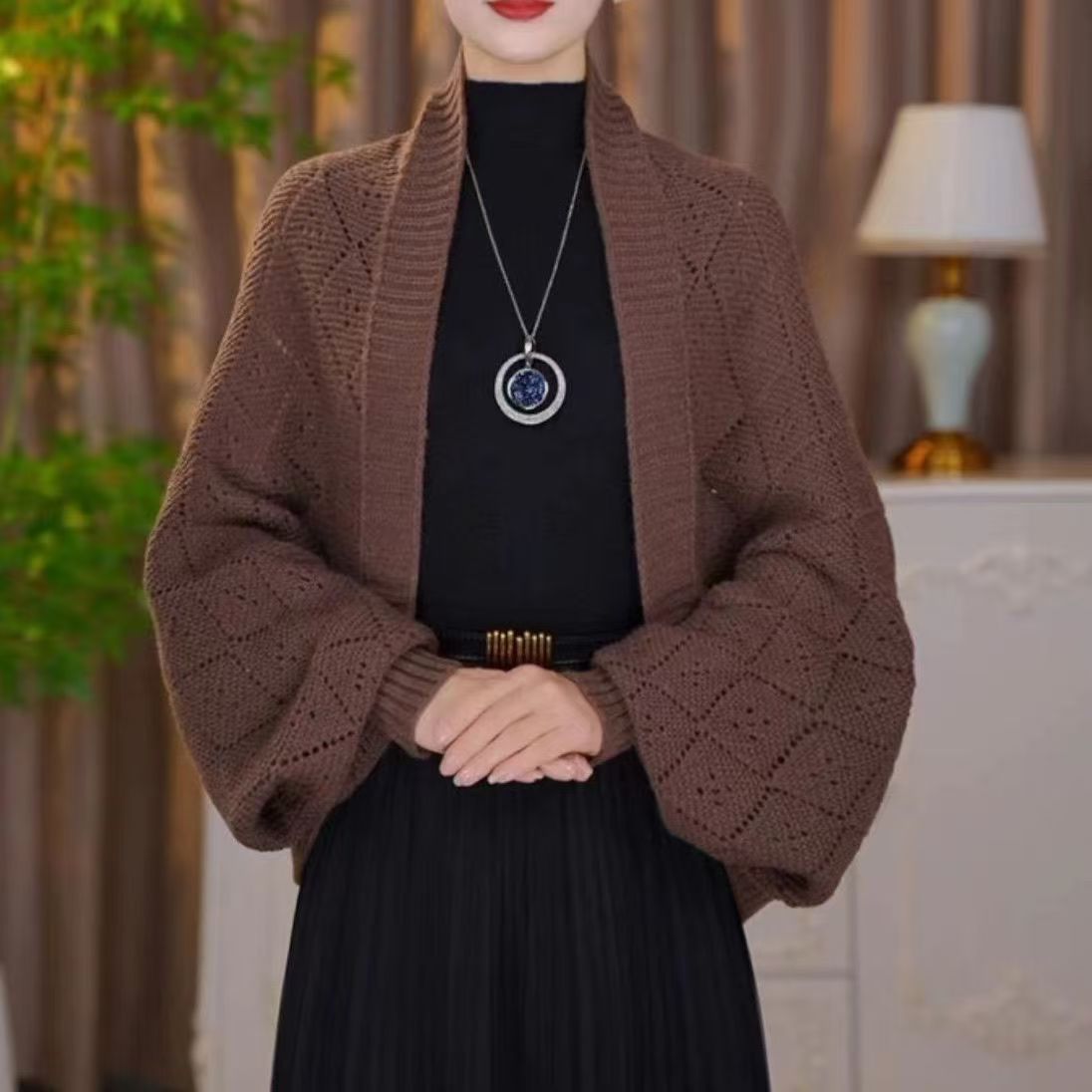 Moteriškas elegantiškas ažūrinio rašto megztas kardiganas