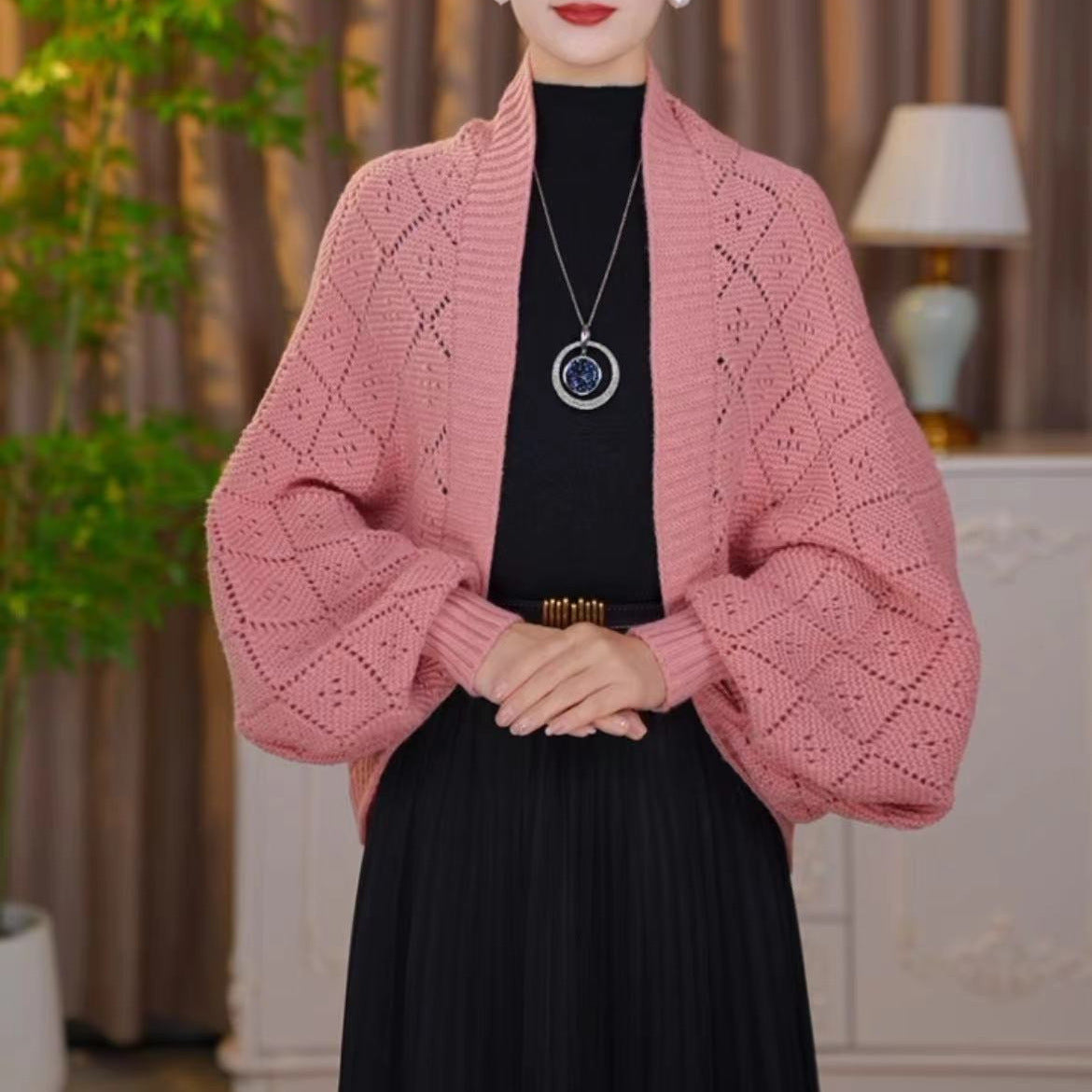 Moteriškas elegantiškas ažūrinio rašto megztas kardiganas
