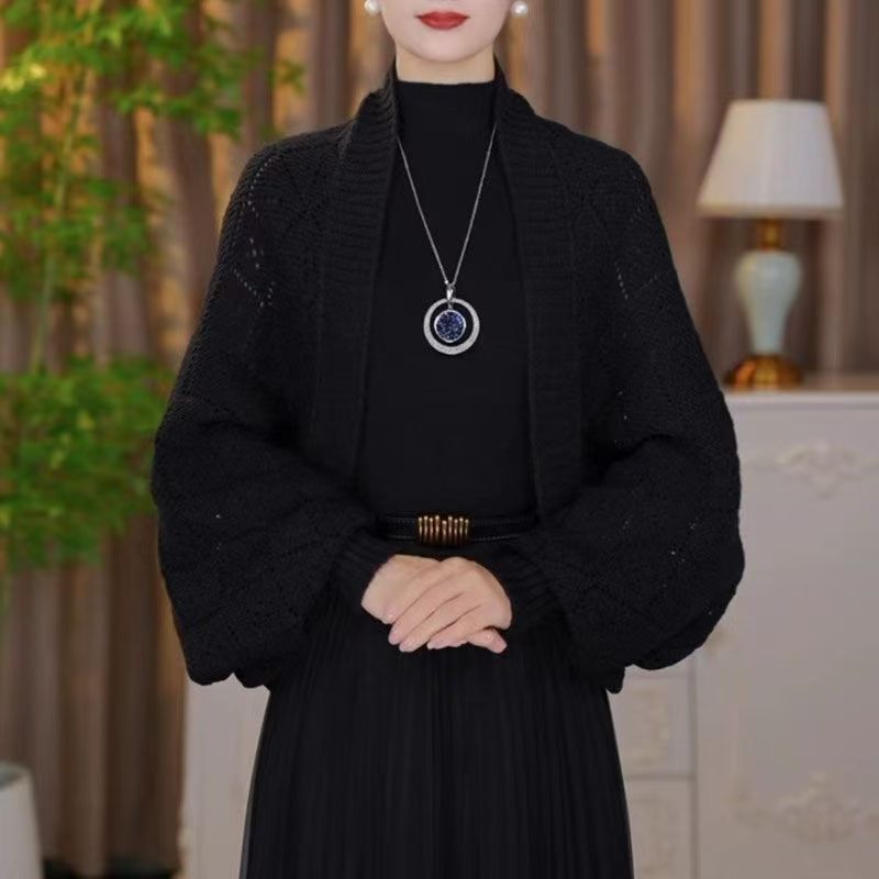 Moteriškas elegantiškas ažūrinio rašto megztas kardiganas