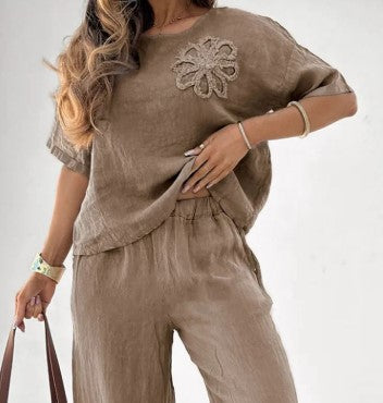 Laisvas dviejų dalių kostiumas su gėle