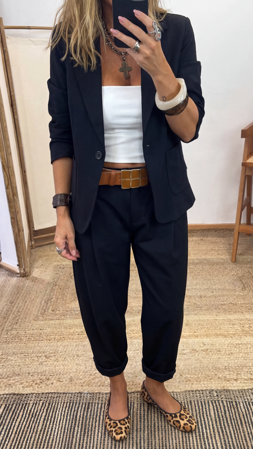 Moteriškas dalykinis kostiumėlis