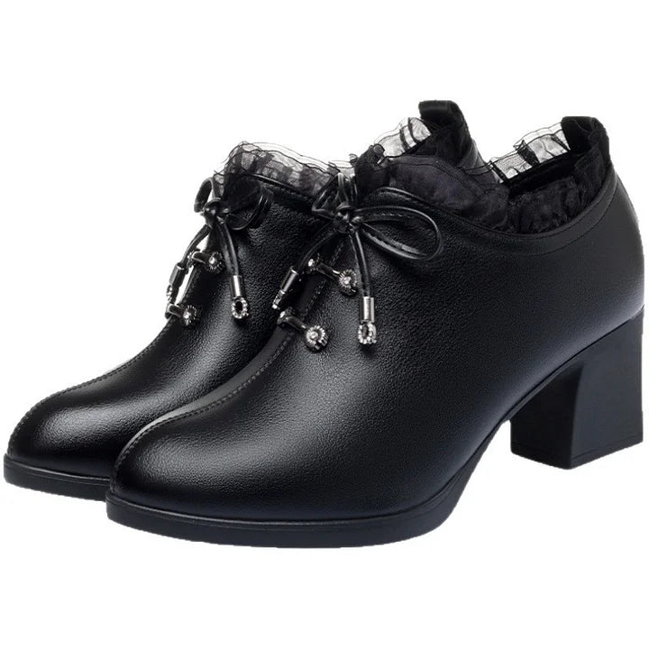 Moteriški bateliai su raišteliais minkštu padu ir storu kulnu