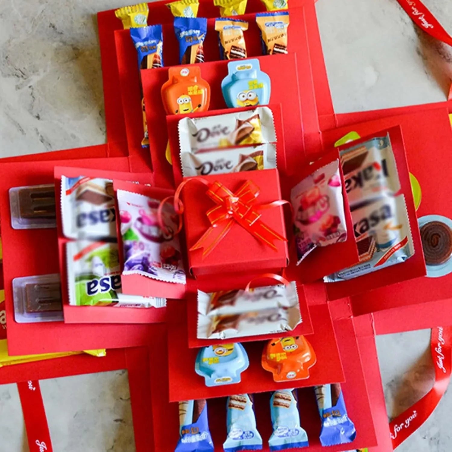 Kūrybinga kalėdinė dovanų dėžutė: 5 aukštų staigmenos dovanų dėžutė su juostele