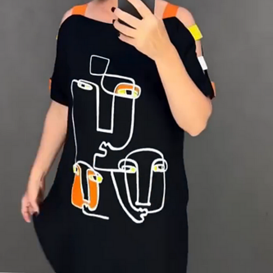 Juoda suknelė trumpomis rankovėmis su piešiniu