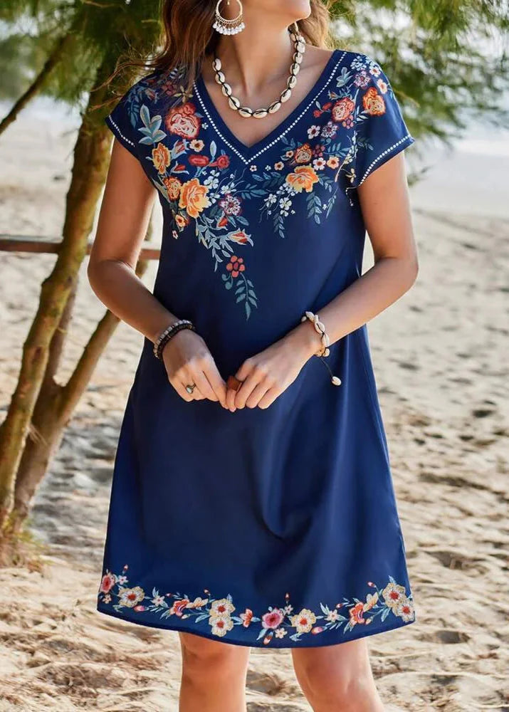 Moteriška suknelė su raštais ir V formos iškirpte