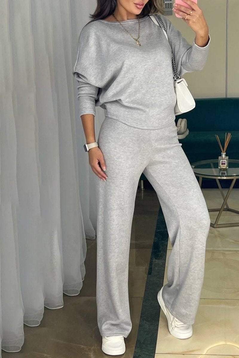 Moteriškas komplektas su asimetriška palaidine ir laisvalaikio kelnėmis