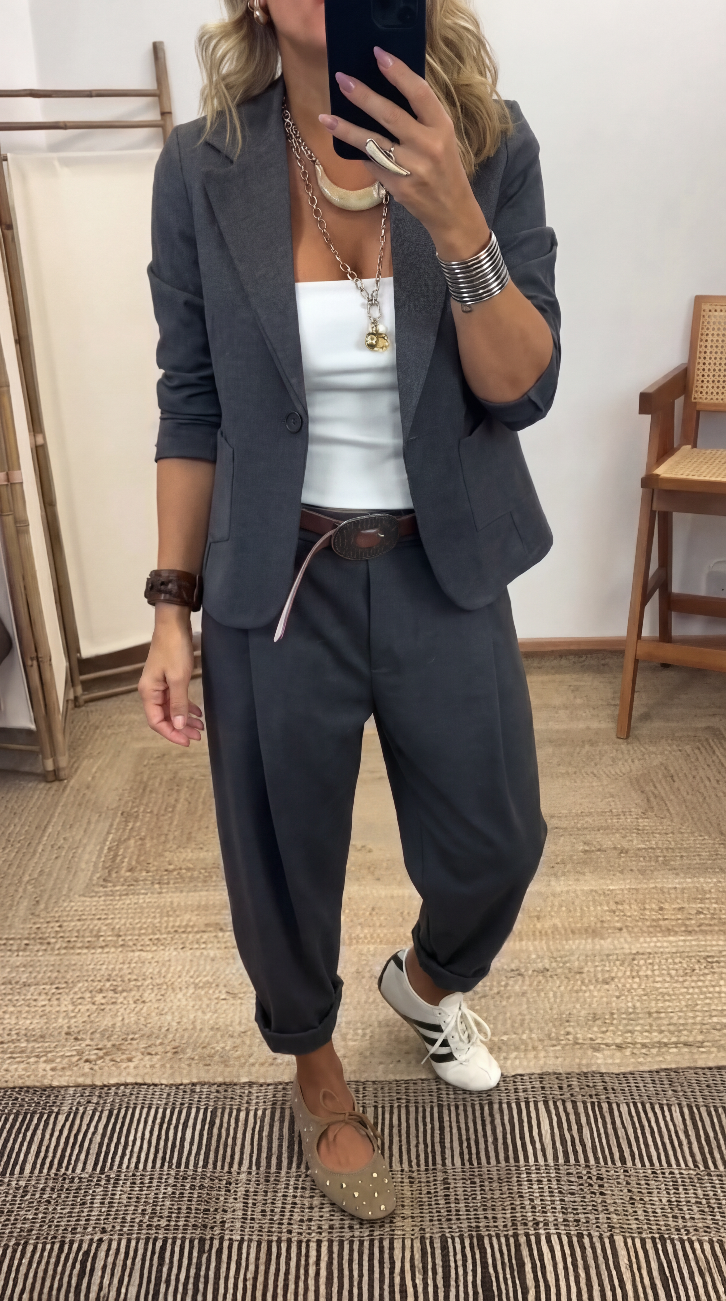 Moteriškas dalykinis kostiumėlis