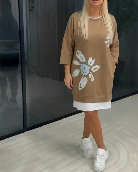 Laisvo stiliaus suknelė su gėlėmis