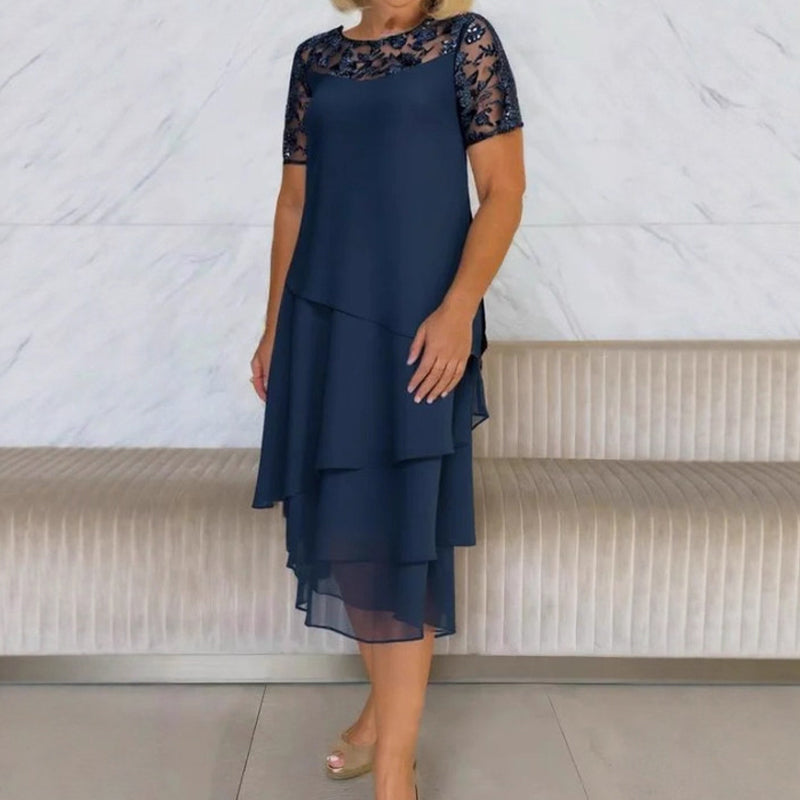 Elegantiška moteriška nėriniuota suknelė