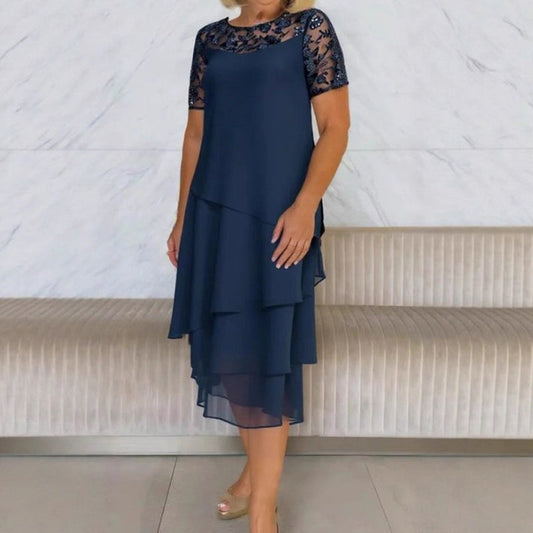 Elegantiška moteriška nėriniuota suknelė