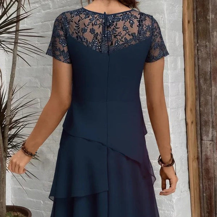 Elegantiška moteriška nėriniuota suknelė